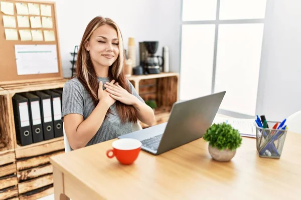 Young Brunette Woman Working Office Laptop Smiling Hands Chest Closed — Stock fotografie