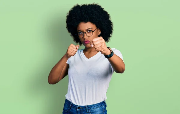 Jovem Afro Americana Vestindo Casual Shirt Branca Punho Punho Para — Fotografia de Stock