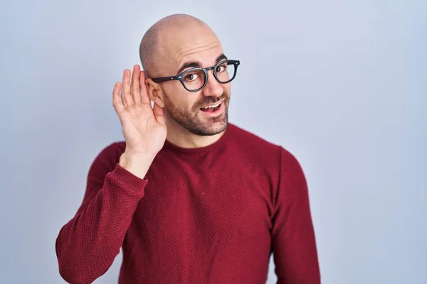 Beyaz Arka Planda Duran Sakallı Gözlüklü Ağzı Kulaklarında Genç Kel — Stok fotoğraf