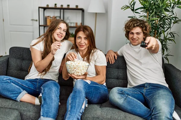 Mutter Und Paar Sehen Film Sitzend Auf Sofa Hause — Stockfoto