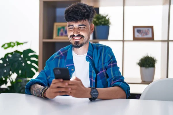 Hombre Hispano Joven Usando Teléfono Inteligente Sentado Mesa Casa — Foto de Stock