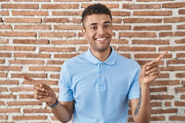 Jovem Brasileiro Sobre Parede Tijolos Sorrindo Confiante Apontando Com Dedos — Fotografia de Stock