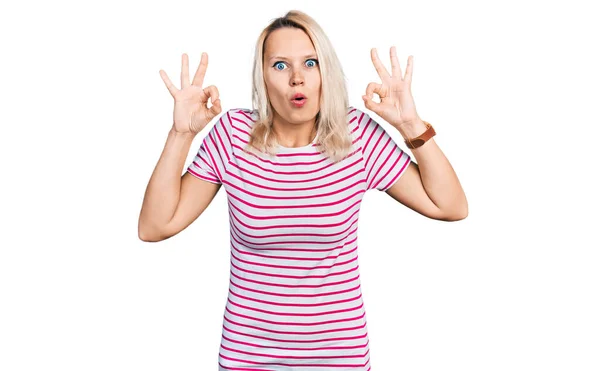 Young Caucasian Woman Wearing Casual Clothes Looking Surprised Shocked Doing — Stock Photo, Image