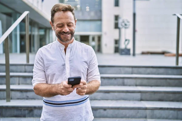 Middle Age Man Using Smartphone City — Stock Photo, Image