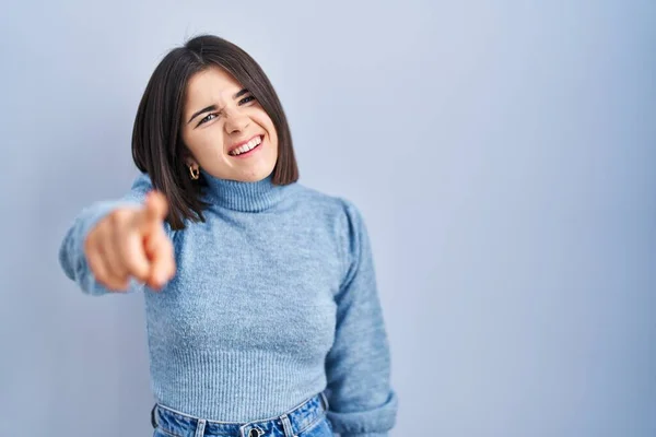 Young Hispanic Woman Standing Blue Background Pointing Displeased Frustrated Camera — Stockfoto