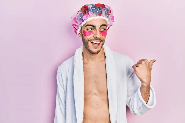 Jovem Hispânico Vestindo Roupão Touca Banho Usando Olhos Sacos Remendos — Fotografia de Stock