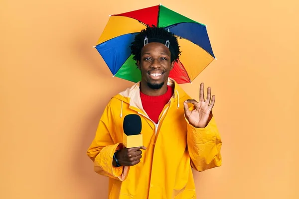 Jovem Jornalista Afro Americano Homem Vestindo Capa Chuva Amarela Chapéu — Fotografia de Stock