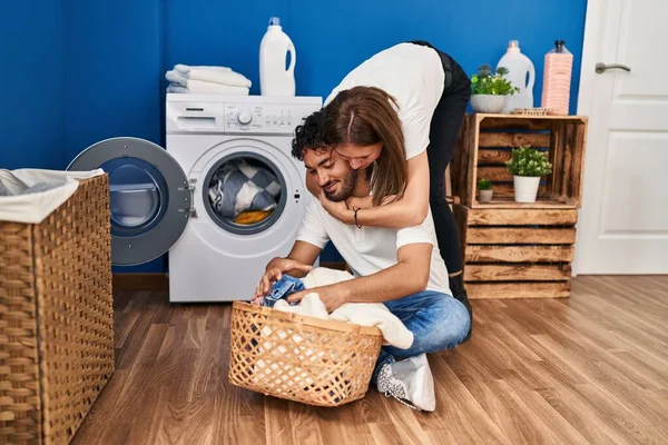 Man Och Kvinna Par Kramar Varandra Tvätta Kläder Tvättstugan — Stockfoto