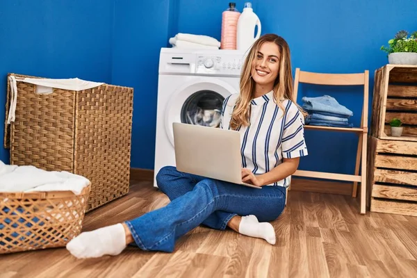 Young Blonde Woman Using Laptop Waiting Washing Machine Laundry Room — Stockfoto
