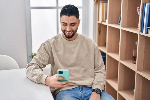 Genç Arap Adam Evde Akıllı Telefon Kullanarak Kendinden Emin Gülümsüyor — Stok fotoğraf