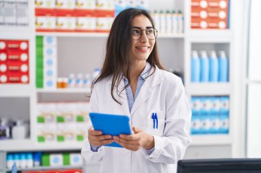 Eczanede çalışan Latin kökenli genç bir eczacı.