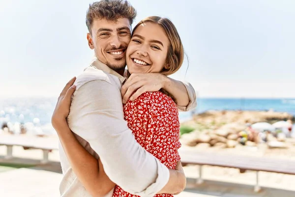 Junges Hispanisches Paar Urlaub Lächelt Glücklich Und Umarmt Strand Stehend — Stockfoto