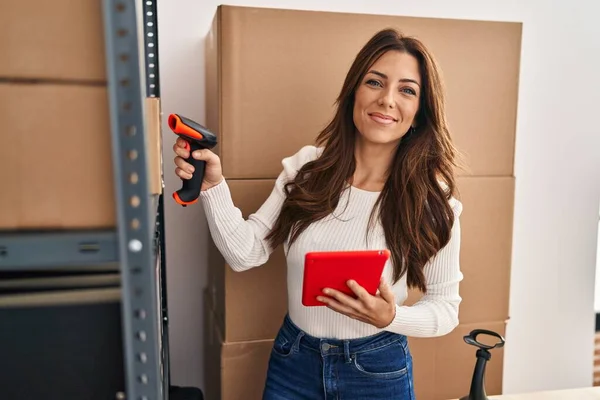 Young Hispanic Woman Ecommerce Business Worker Scanning Package Using Barcode — Φωτογραφία Αρχείου