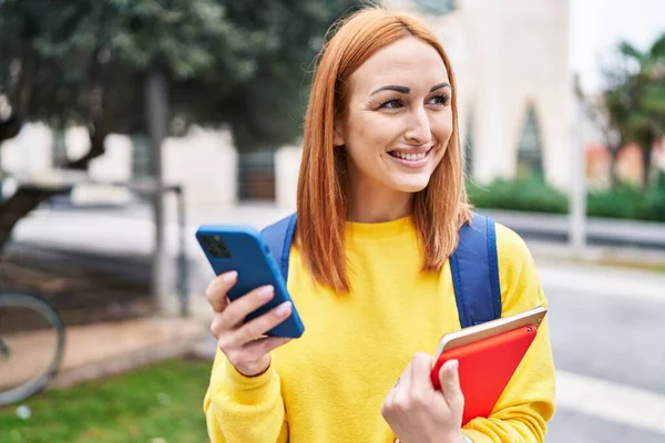 Jovem Caucasiana Estudante Sorrindo Confiante Usando Smartphone Parque — Fotografia de Stock