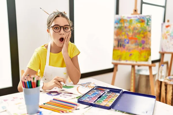 Young Brunette Teenager Art Studio Afraid Shocked Surprise Amazed Expression — Stockfoto