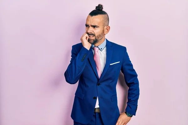 Ung Latinamerikansk Man Klädd Kostym Och Slips Ser Stressad Och — Stockfoto
