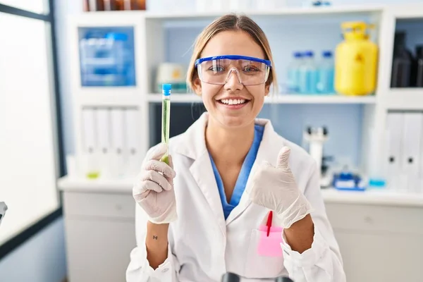Νεαρή Ξανθιά Γυναίκα Που Εργάζονται Εργαστήριο Επιστήμονας Κρατώντας Δείγμα Χαμογελώντας — Φωτογραφία Αρχείου