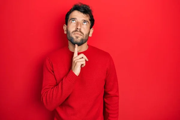 Bell Uomo Con Barba Che Indossa Maglione Rosso Casual Pensando — Foto Stock