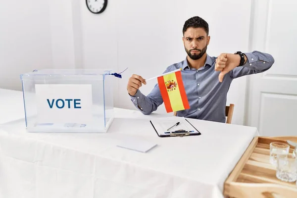 Ung Stilig Man Med Skägg Politisk Kampanj Val Innehar Spanien — Stockfoto