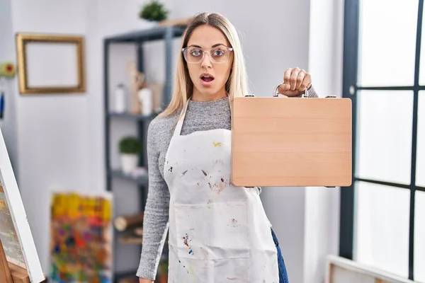 Young Blonde Painter Woman Holding Wooden Case Art Studio Scared — Stock Photo, Image