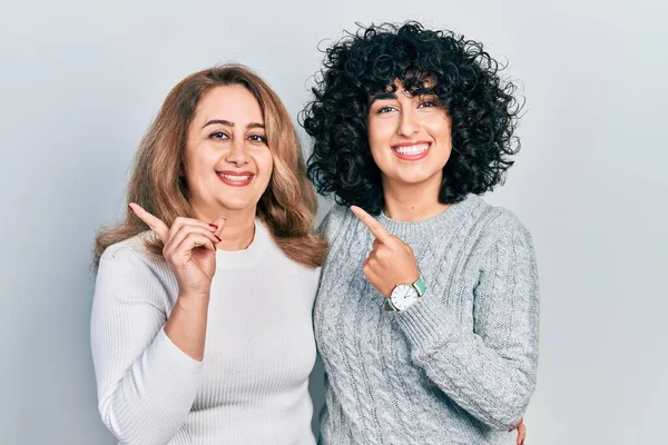 Midden Oosten Moeder Dochter Dragen Casual Kleding Vrolijk Met Een — Stockfoto