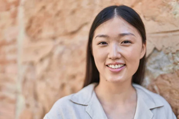 Mujer China Sonriendo Confiada Pie Calle —  Fotos de Stock