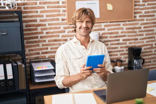 Jonge Man Zakelijke Werknemer Met Behulp Van Laptop Touchpad Kantoor — Stockfoto