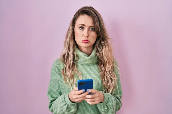 Young Caucasian Woman Using Smartphone Typing Message Depressed Worry Distress — Fotografia de Stock