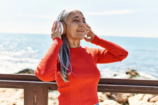 Středověká Šedovlasá Žena Poslouchající Hudbu Pomocí Sluchátek Pláži — Stock fotografie