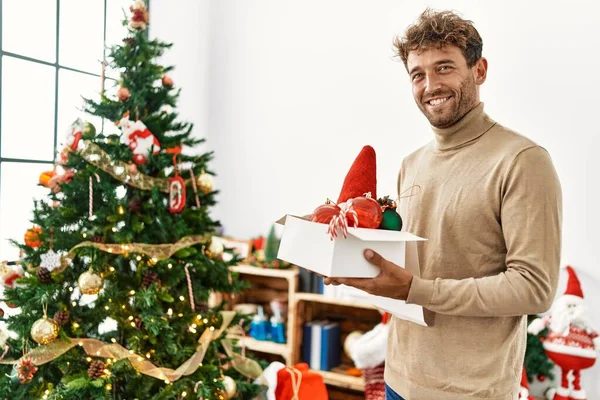 Jeune Homme Hispanique Souriant Décoration Confiante Arbre Noël Maison — Photo