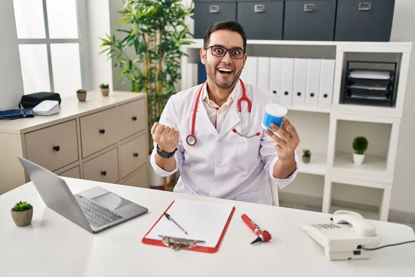 Young Hispanic Doctor Man Beard Holding Ear Cotton Buds Screaming — Foto Stock