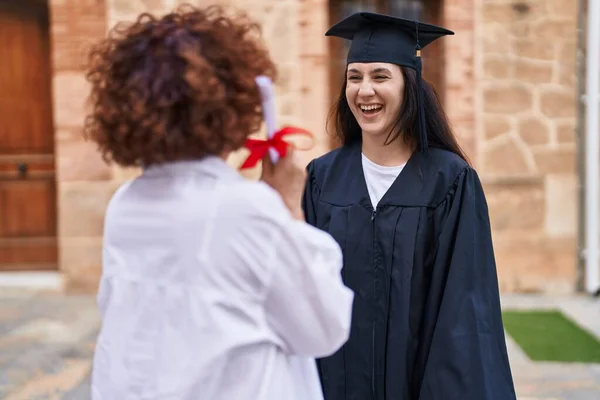 Twee Vrouwen Moeder Dochter Het Bezit Van Een Diploma Campus — Stockfoto