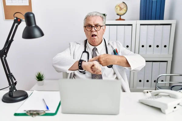 Klinikte Doktor Üniforması Steteskop Giyen Kıdemli Beyaz Adam Aceleyle Saati — Stok fotoğraf