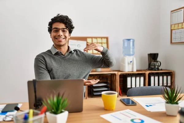 Homem Hispânico Jovem Vestindo Estilo Negócios Sentado Mesa Escritório Gesto — Fotografia de Stock