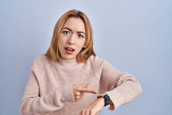 Hispanic Woman Standing Blue Background Hurry Pointing Watch Time Impatience — Stock Photo, Image