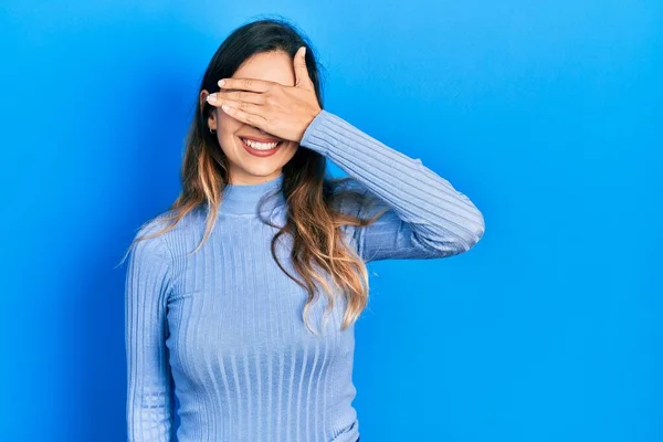 Menina Hispânica Jovem Vestindo Roupas Casuais Sorrindo Rindo Com Mão — Fotografia de Stock