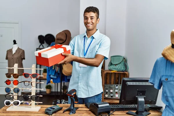 Young Hispanic Man Working Shop Assistant Selling Gift Retail Shop — Stockfoto