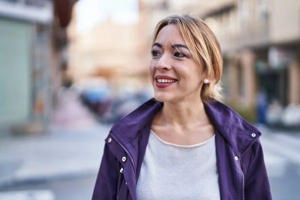 Jonge Vrouw Glimlachen Zelfverzekerd Kijken Naar Zijkant Straat — Stockfoto