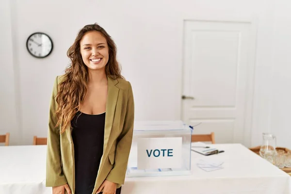 Beautiful Hispanic Woman Standing Political Campaign Room Happy Cool Smile — Stock Photo, Image