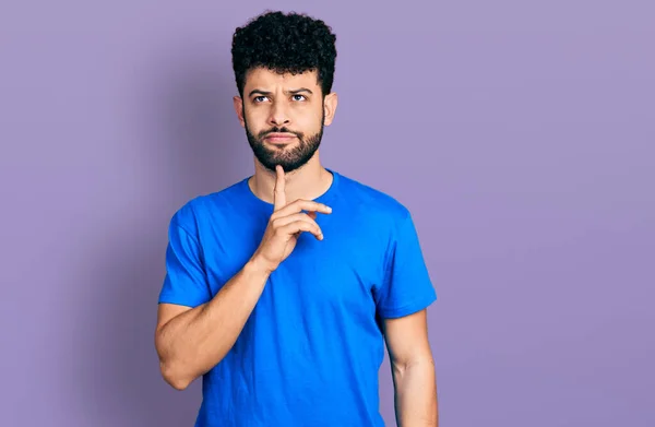 Jovem Árabe Homem Com Barba Vestindo Casual Camisa Azul Pensando — Fotografia de Stock