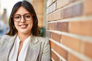 Genç İspanyol iş kadını şehirde mutlu mesut ayakta duruyor..