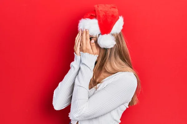 Mulher Hispânica Bonita Usando Chapéu Natal Com Expressão Triste Cobrindo — Fotografia de Stock