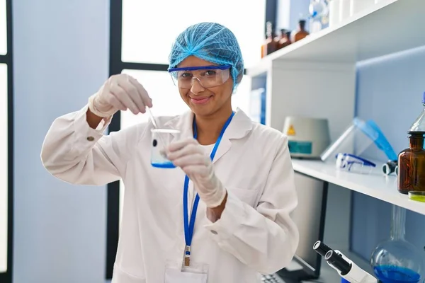 Jovem Mulher Latina Vestindo Cientista Uniforme Misturando Líquido Laboratório — Fotografia de Stock