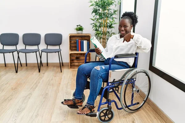 Ung Svart Kvinna Sitter Rullstol Väntrummet Ser Säker Med Leende — Stockfoto