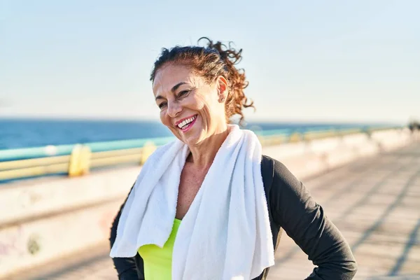 Middle Age Hispanic Woman Working Out Towel Sweat Promenade — Stockfoto