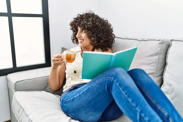 Jovem Oriente Médio Mulher Bebendo Livro Leitura Chá Casa — Fotografia de Stock