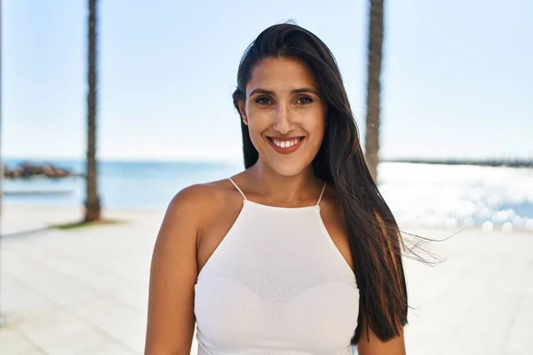 Wanita Muda Hispanik Tersenyum Percaya Diri Berjalan Tepi Laut — Stok Foto