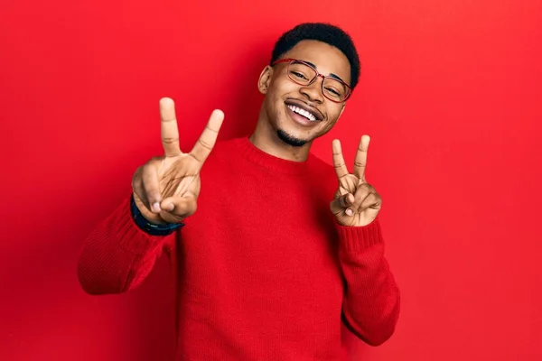 Junger Afrikanisch Amerikanischer Mann Lässiger Kleidung Und Brille Lächelt Die — Stockfoto