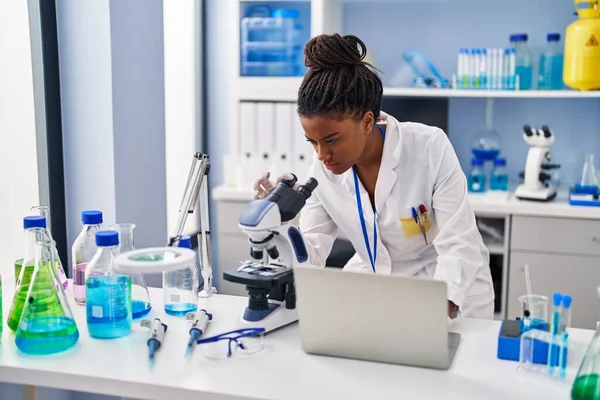 Африканская Американка Ученый Помощью Ноутбука Микроскопа Лаборатории — стоковое фото