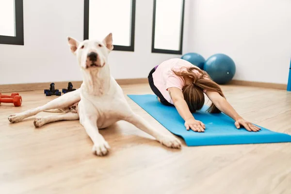 Giovane Donna Caucasica Che Estende Con Cane Centro Sportivo — Foto Stock